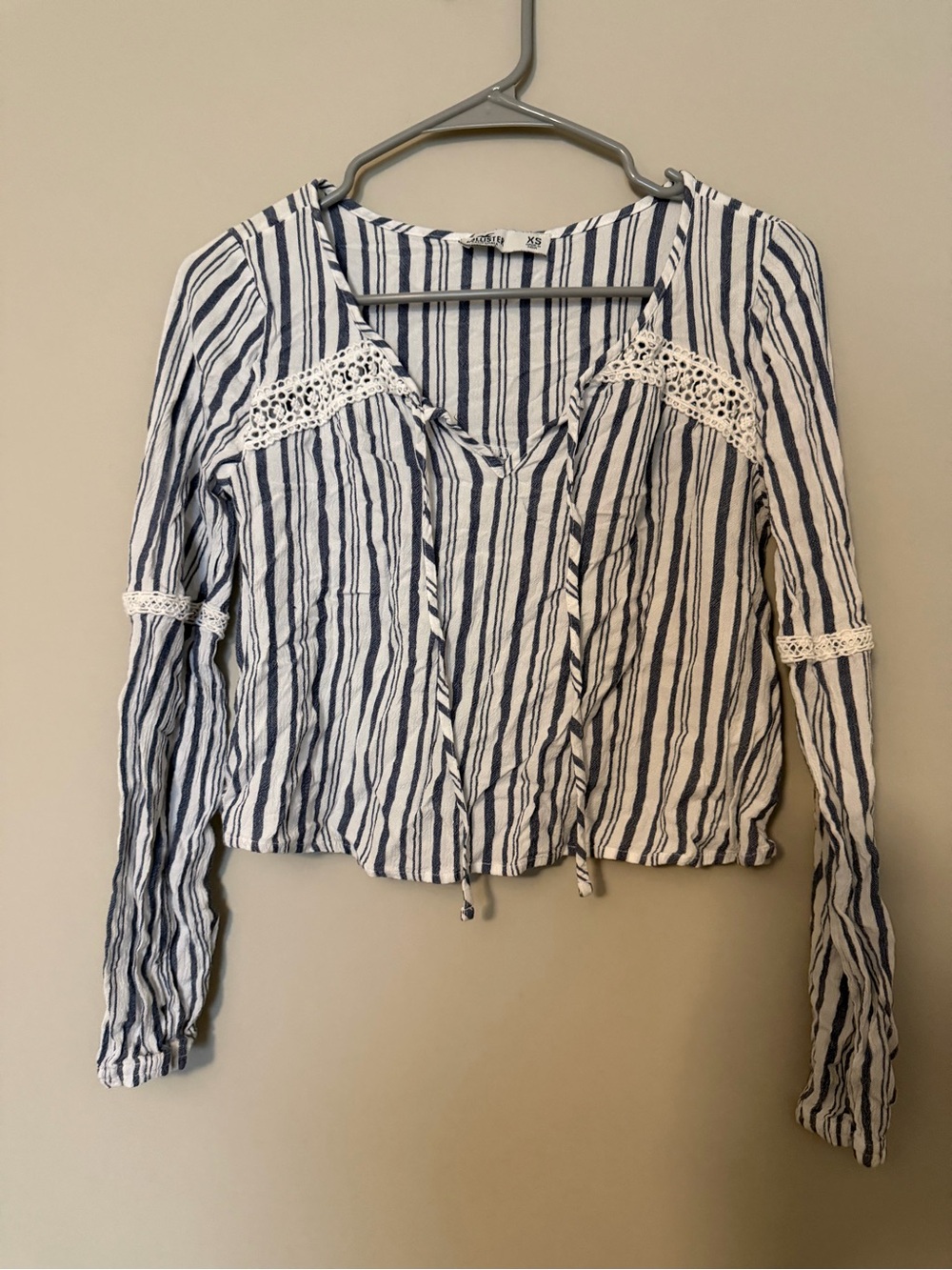 Hollister Striped Boho Cropped Blouse Blue White Lace Tie Neck XS